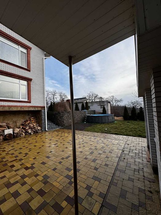 Продається 2 поверховий будинок з гаражем і ділянкою