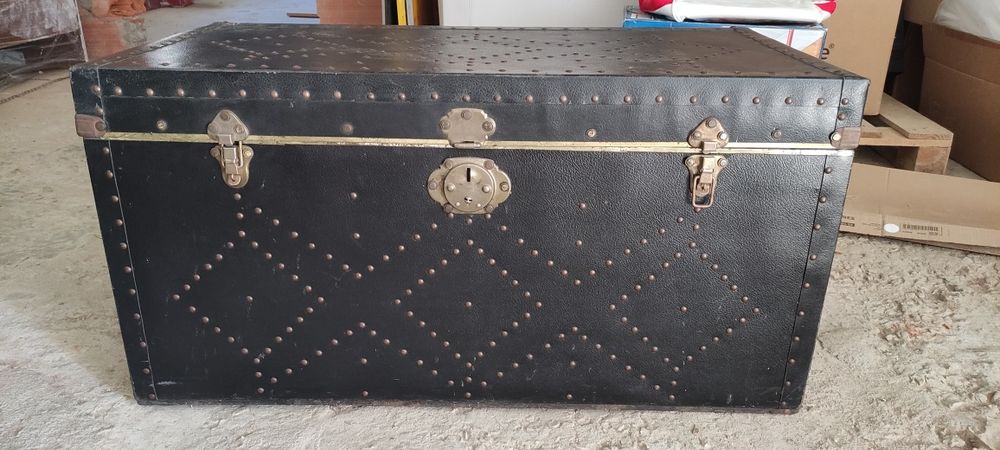 Mala/baú preta pele