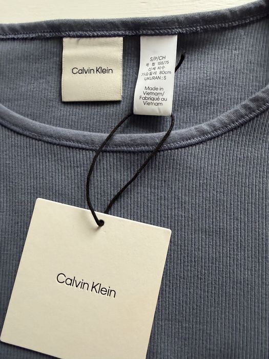 Krótka koszulka Calvin Klein.