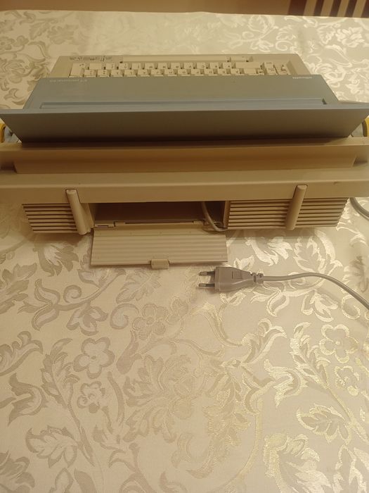 Maszyna do pisania olivetti elektryczna