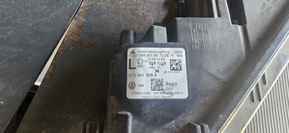 Farol direito VW TOURAN (5T1)