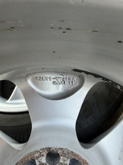 Диски  6Jx15H з шинами 195/65R15 на Toyota
