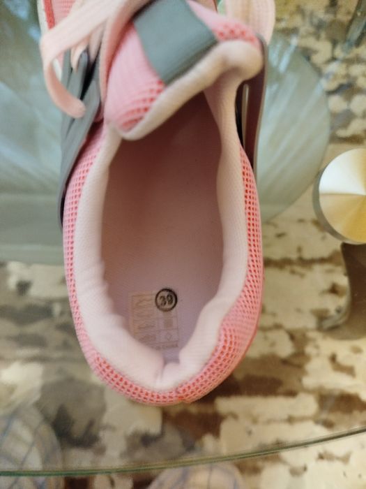 Кросівки жіночі. Нові.