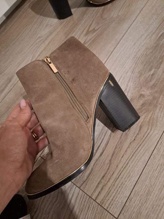 Skórzane beżowe botki Reserved 40