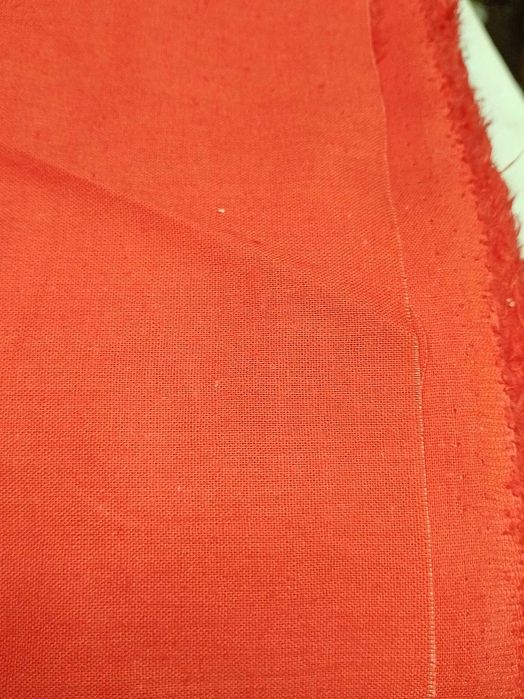 Рулон красной ткани