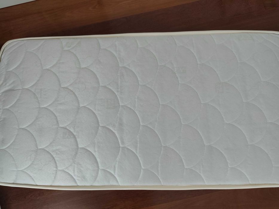 Cama de grades com colchão para bebé