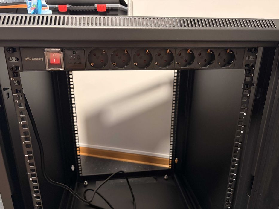 Szafa RACK LANBERG 19" 15U WF01-6615-10B Czarny