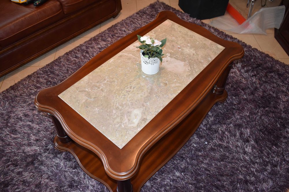 Mesa de centro em madeira e mármore