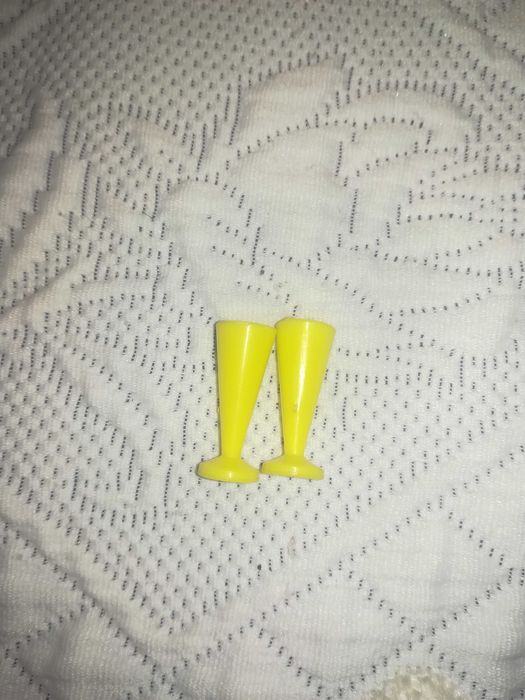 Copos Amarelos para Casa de Bonecas