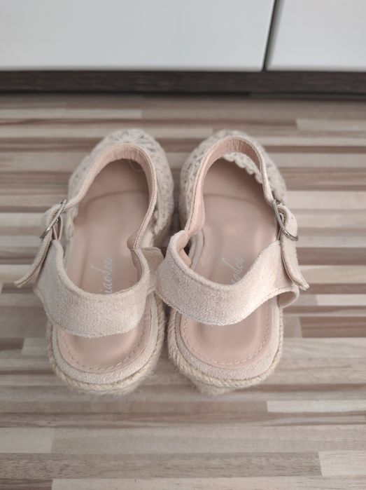 Buty na koturnie