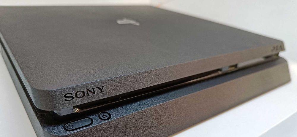 PlayStation 4 Slim (JB) + 2 Comandos - Excelente Estado