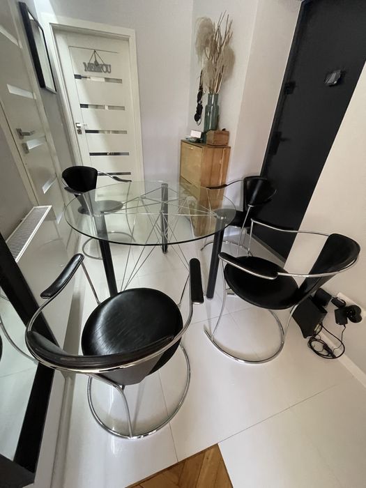 Piękny stół Glamour , lekki , stylowy , chrom skóra .