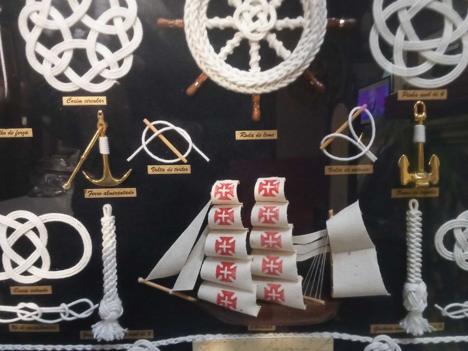 Bonito quadro decorativo de nós e coxins marinheiros e cordas