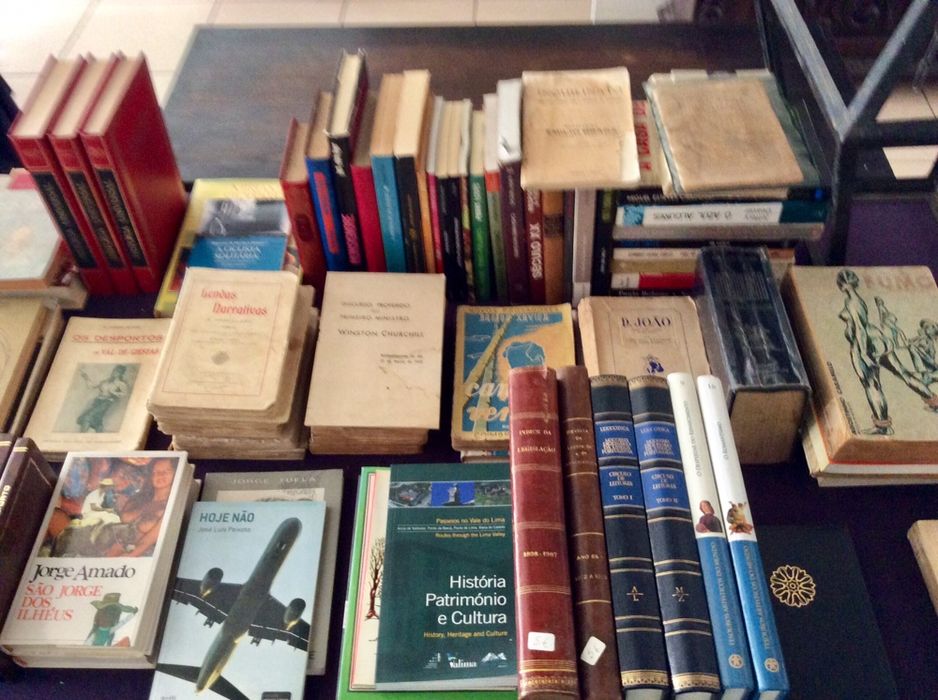 Vendo várias velharias (copos, pratos, livros, azulejos antigos, etc)