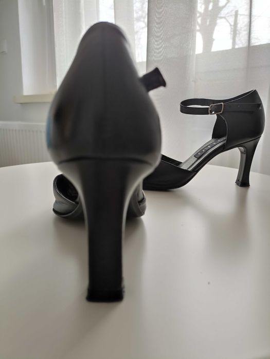 Czarne, eleganckie czółenka Ryłko