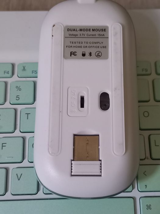 Безпроводная блютуз клавиатура + мышка.