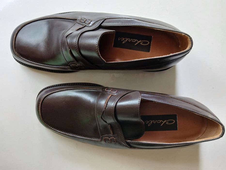 Sapatos de pele Charles novos