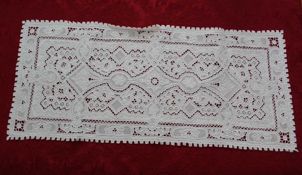 Toalhas de mesa em linho e croché