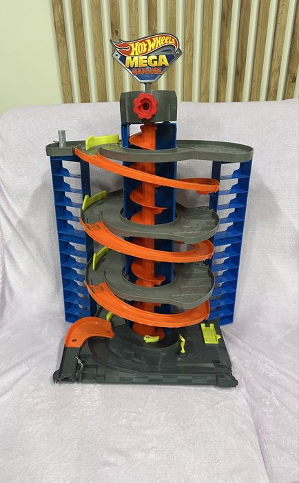 zestaw zabawkowy Hot Wheels Zakręcony Mega Garaż