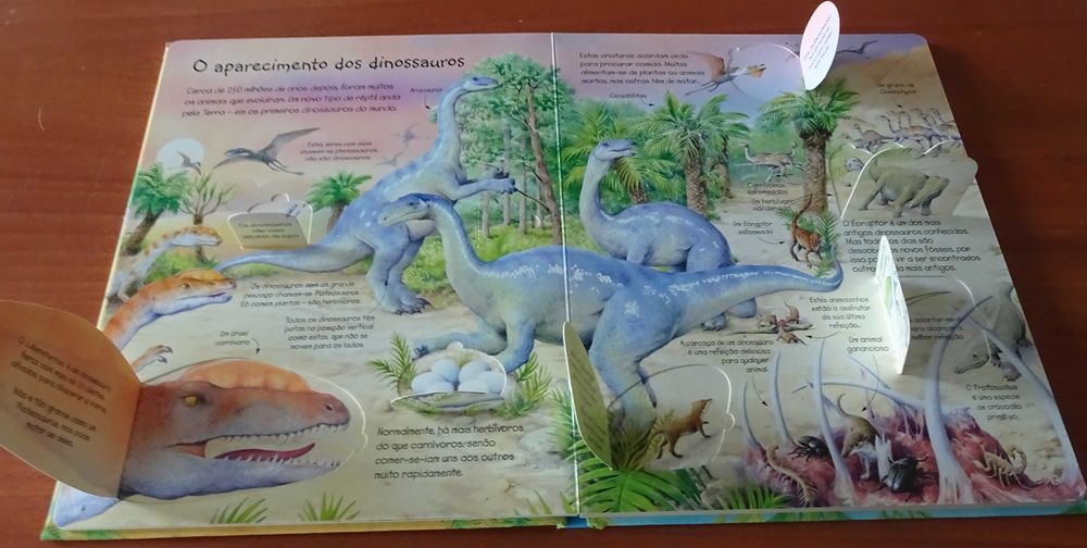 Espreita O Mundo dos Dinossauros (Com Mais de 50 Abas Para Levantar)