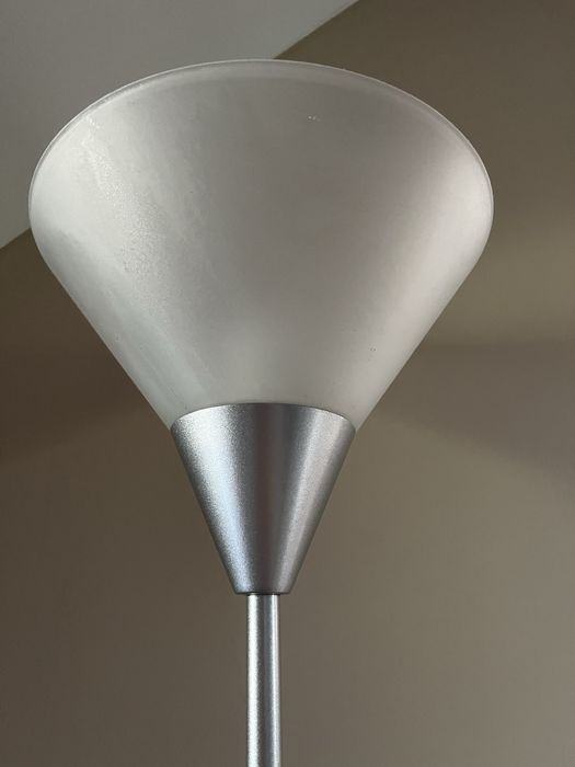 Lampa stojąca z żarówką