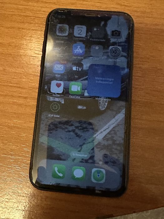 iPhone 11 encontra-se em bom estado mas tem o visor está lado