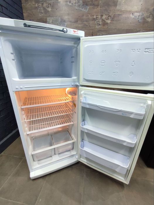 Продається Двокамерний холодильник Indesit st140