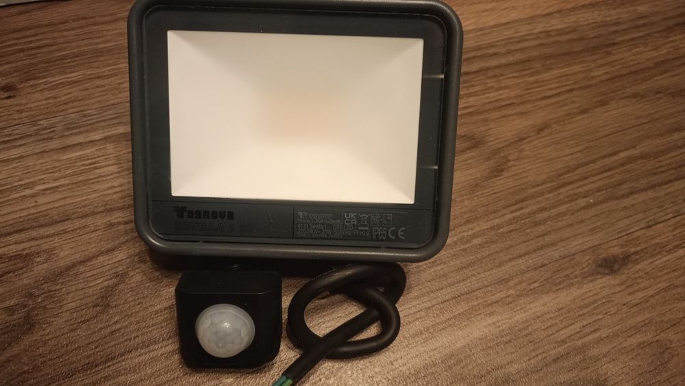 naświetlacz LED Fosnova Sevilla 1 z czujnikiem ruchu.