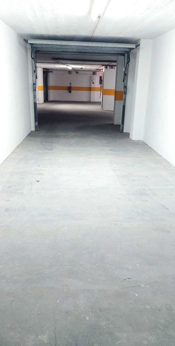 Box fechada para dois carros