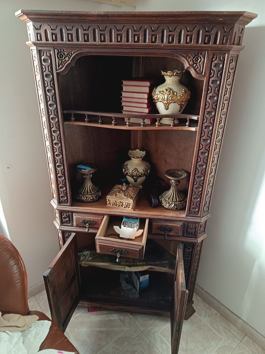 Movel antigo de madeira castanho trabalhado com relevos na madeira