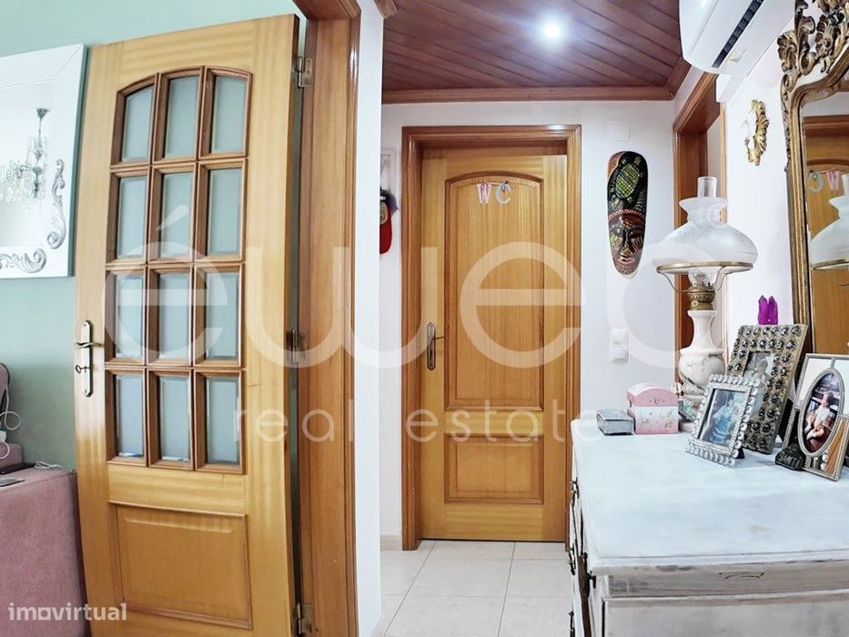Apartamento T2 com arrecadação para venda na Quinta do Conde