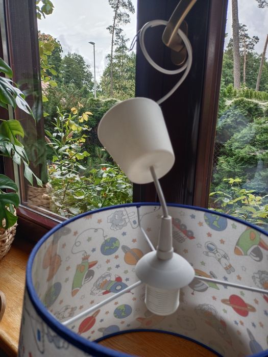 Lampa wisząca do pokoju dziecięcego z motywem kosmosu,astronauty