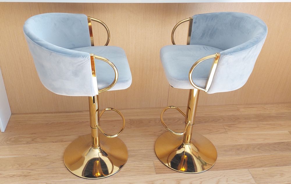 2 bancos de bar cinza e dourado