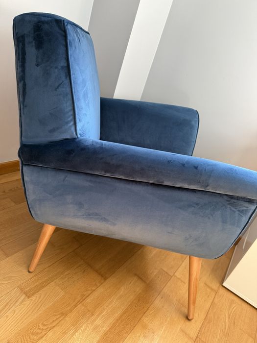 Cadeirão estilo retro com tecido veludo azul e pés de carvalho natural