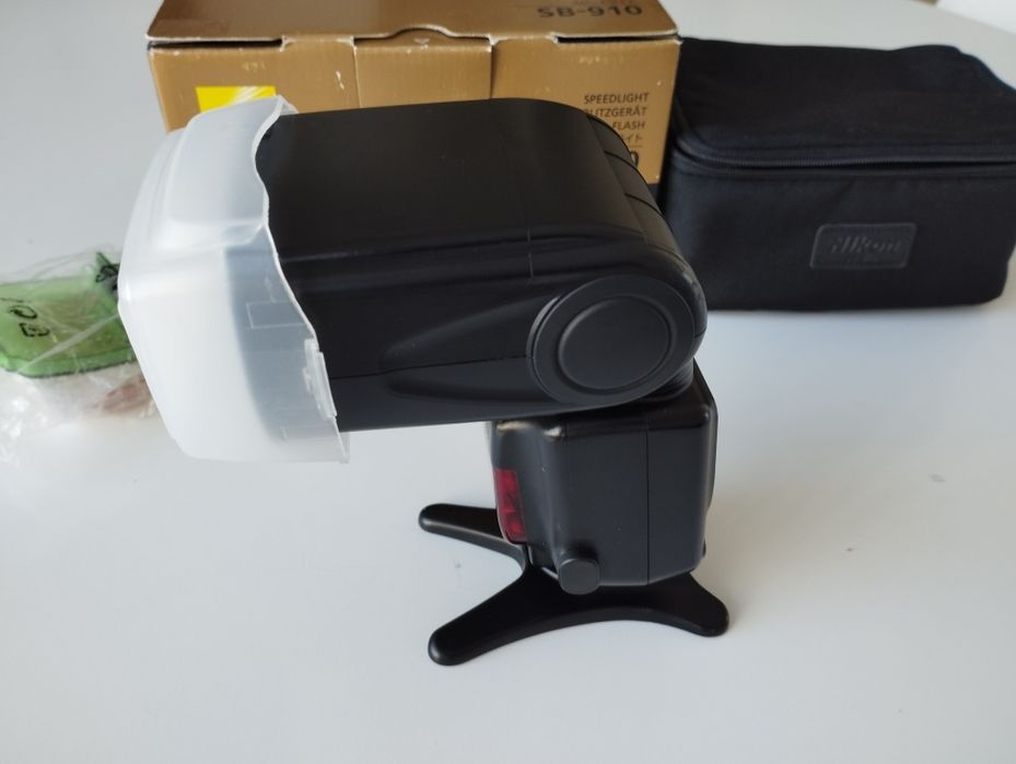 Vendo Flash Nikon Sb-910, igual a novo.
Na caixa com todos os acessóri