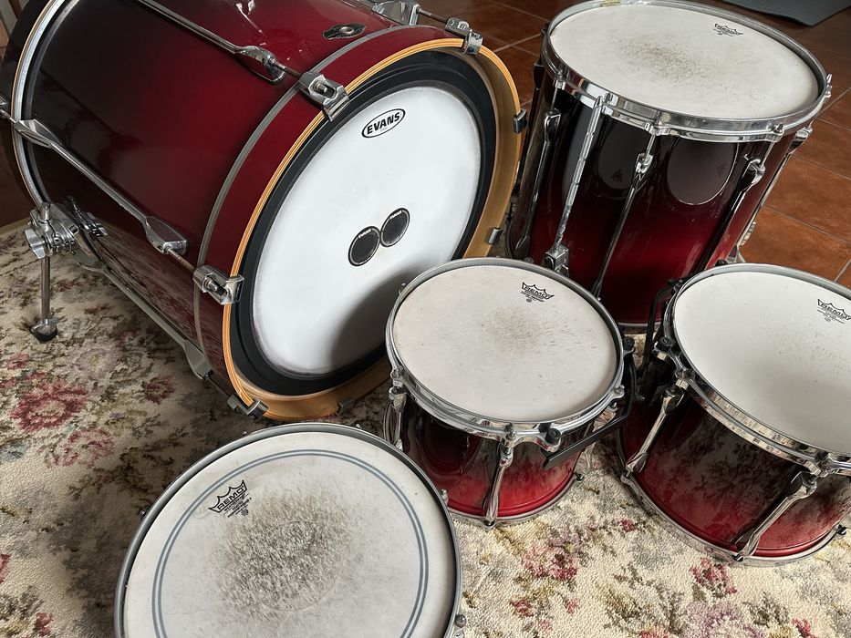 Bateria Tama Superstar (ferragens, pedais e pratos)