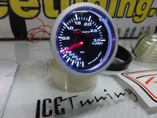 Manometro da Pressao do Turbo 3 bar Fundo Preto / smoke c/iluminaçao led branco Depo Racing Japan 52mm de diametro