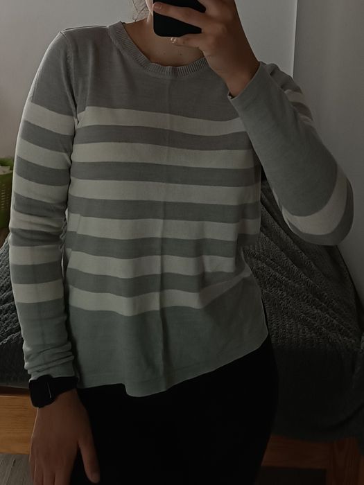 szary sweter w białe paski