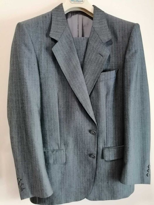 Fato de homem de boa qualidade usado apenas uma vez.