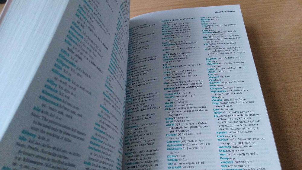 Cambridge English pronouncing dictionary / Daniel Jones