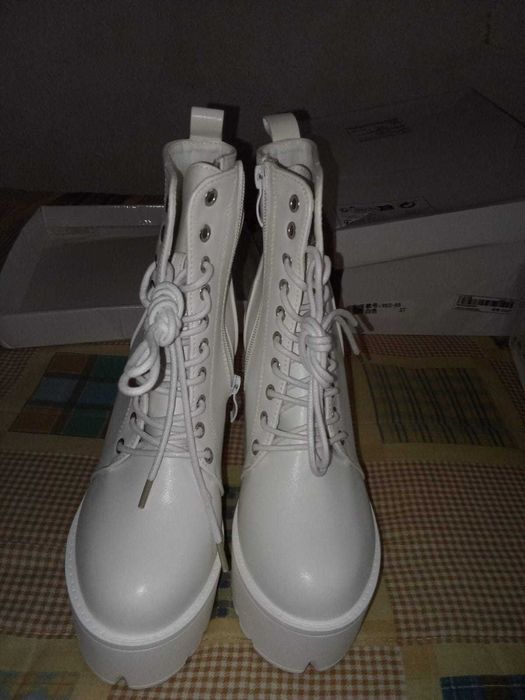 Botas de atacadores cano baixo