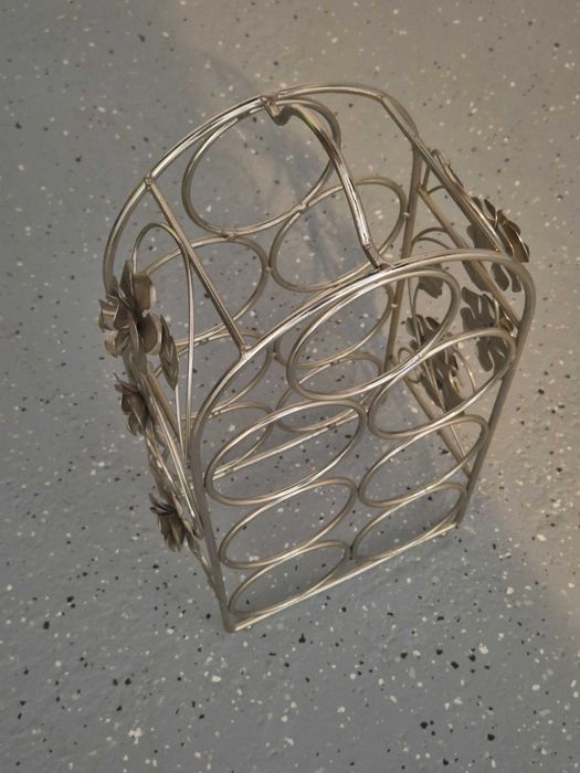 Stojak metalowy na wina