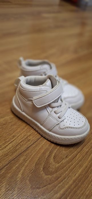 2 пари кросівки і хайтопи