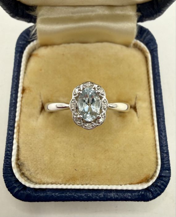 Złoty pierścionek z akwamarynem 0,35ct oraz diamentami 0,04ct