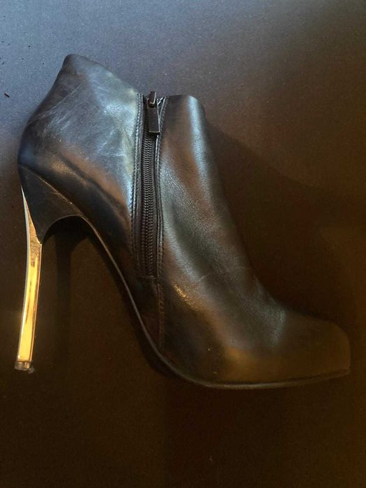 Botins ALDO em Pele Preta – Salto Metálico – Tamanho 39 – Novos