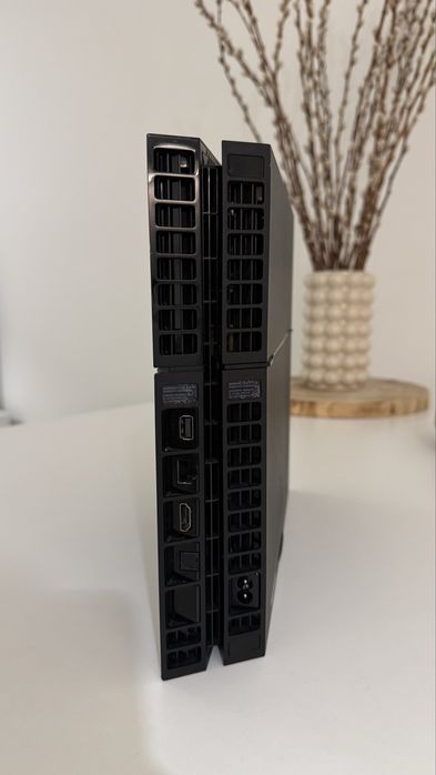PS4 500GB + Comando + Cabos