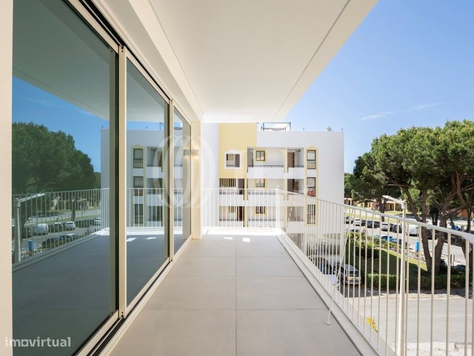 Apartamento T3, com varanda e estacionamento, no Algarve