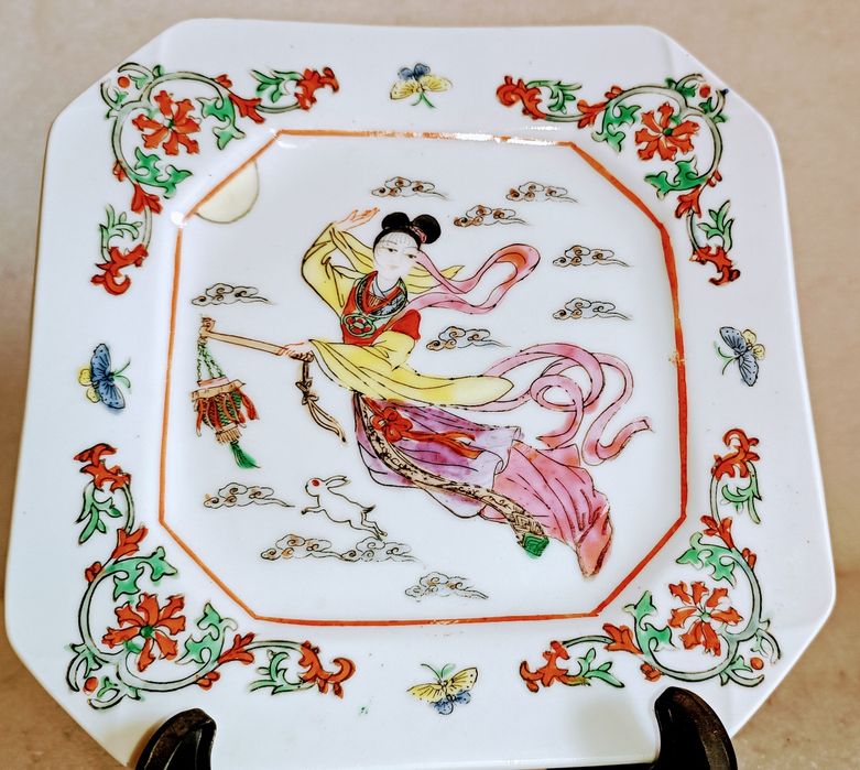Antigo Prato Octogonal chinês com caracteres vermelhos