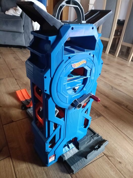 Garaż hotwheels z 30 samochodzikami