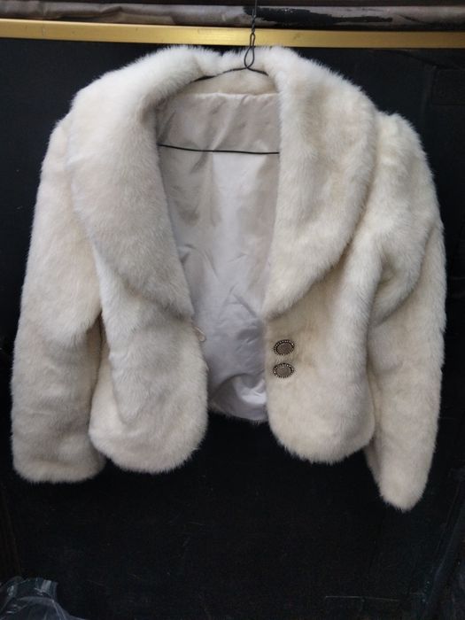 Полушубок  женскии́ б/у в хорошем состоянии искусственный мех недорого